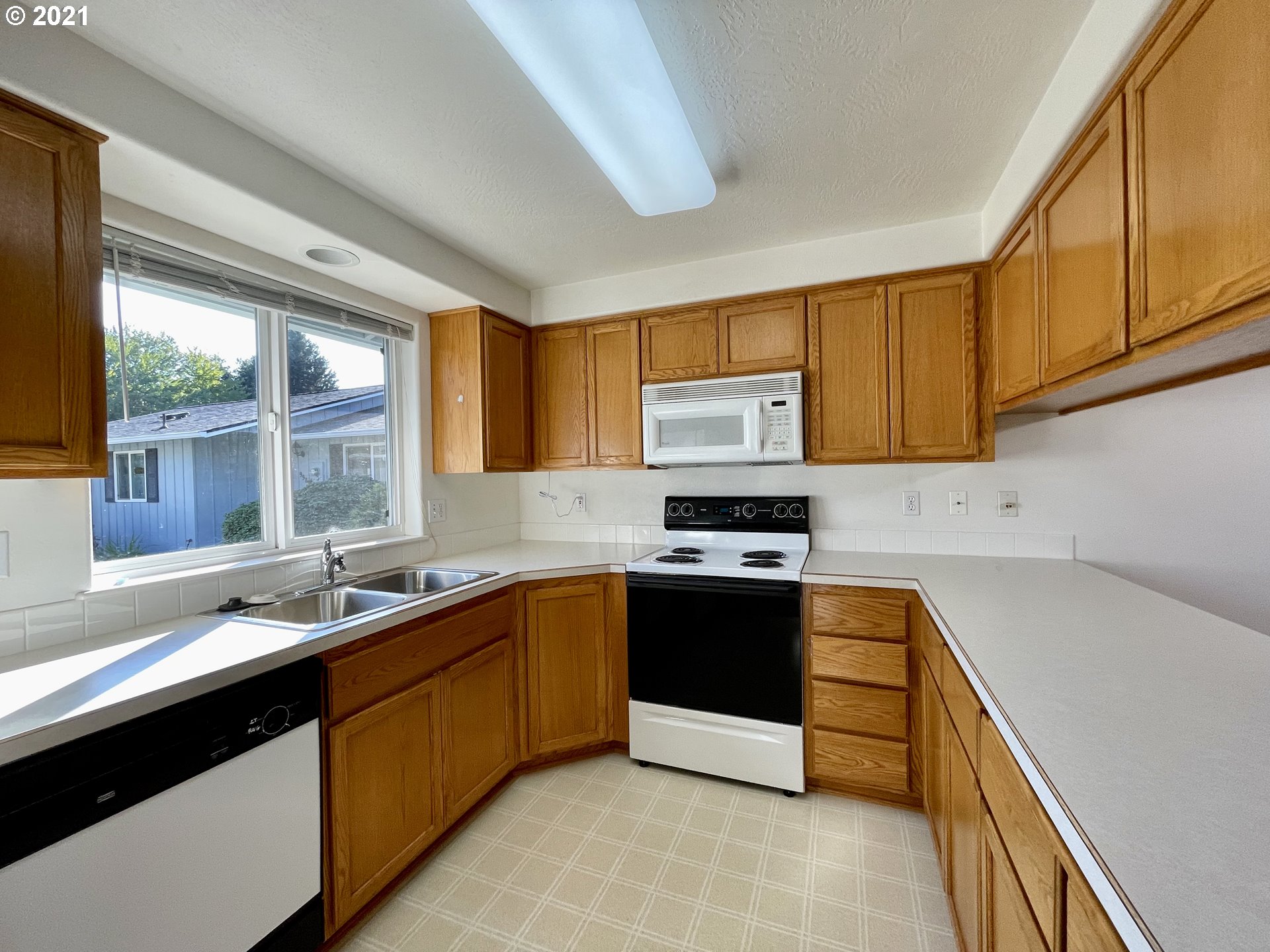 994 West L Street Springfield, OR 97477 - Photo 9 of 26 a kitchen with stainless steel appliances granite countertop a sink stove and cabinets