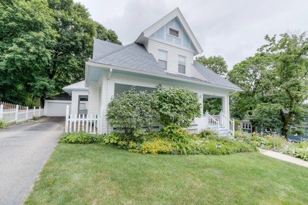 22 Havelock Road Worcester, MA 01602 - Photo 4 of 30 a front view of a house with a garden