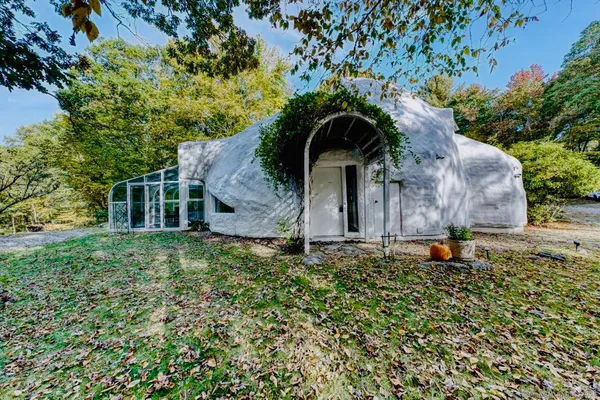 a view of an house with backyard