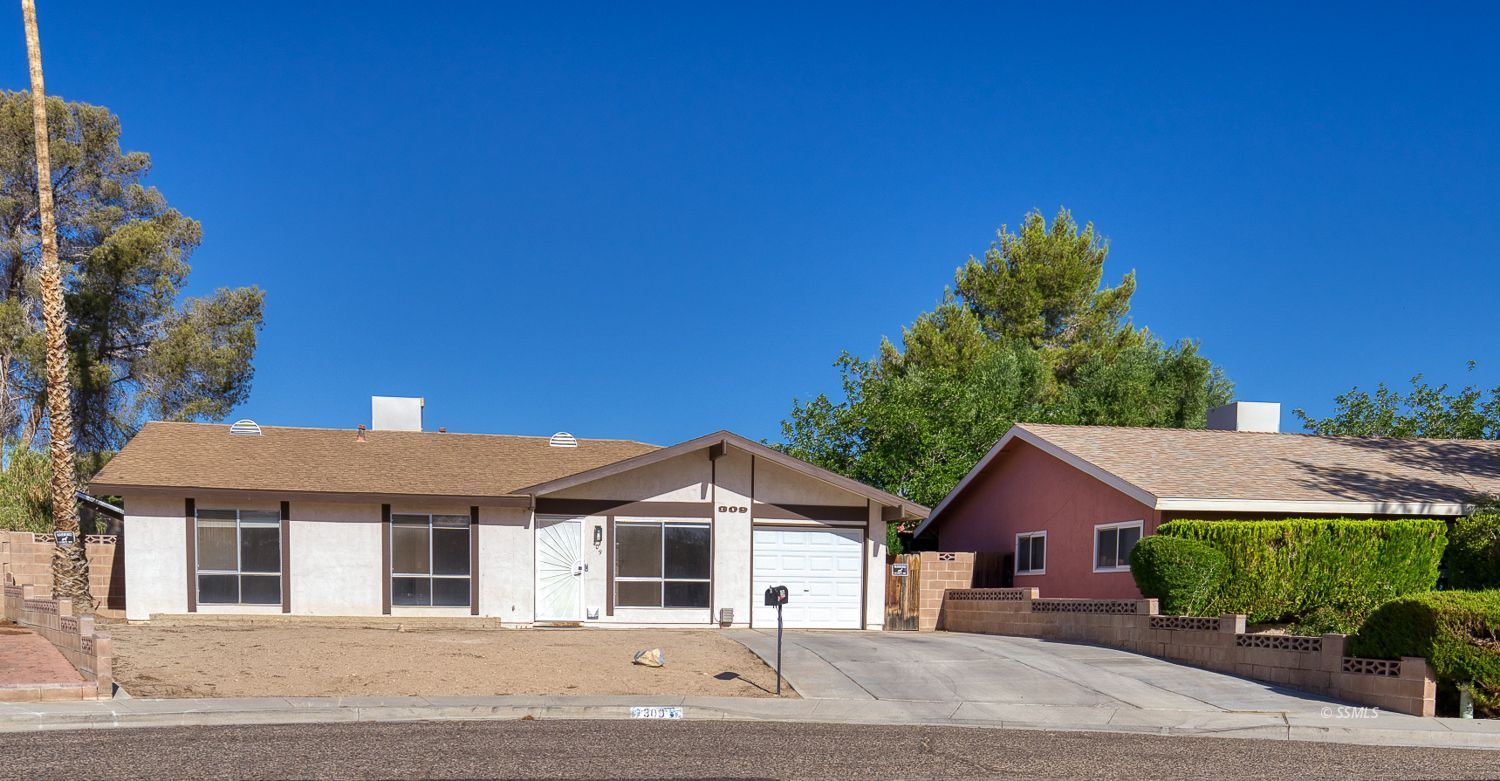 309 Mari Court Ridgecrest, CA 93555 - Photo 1 of 32 a view of a yard in front of house