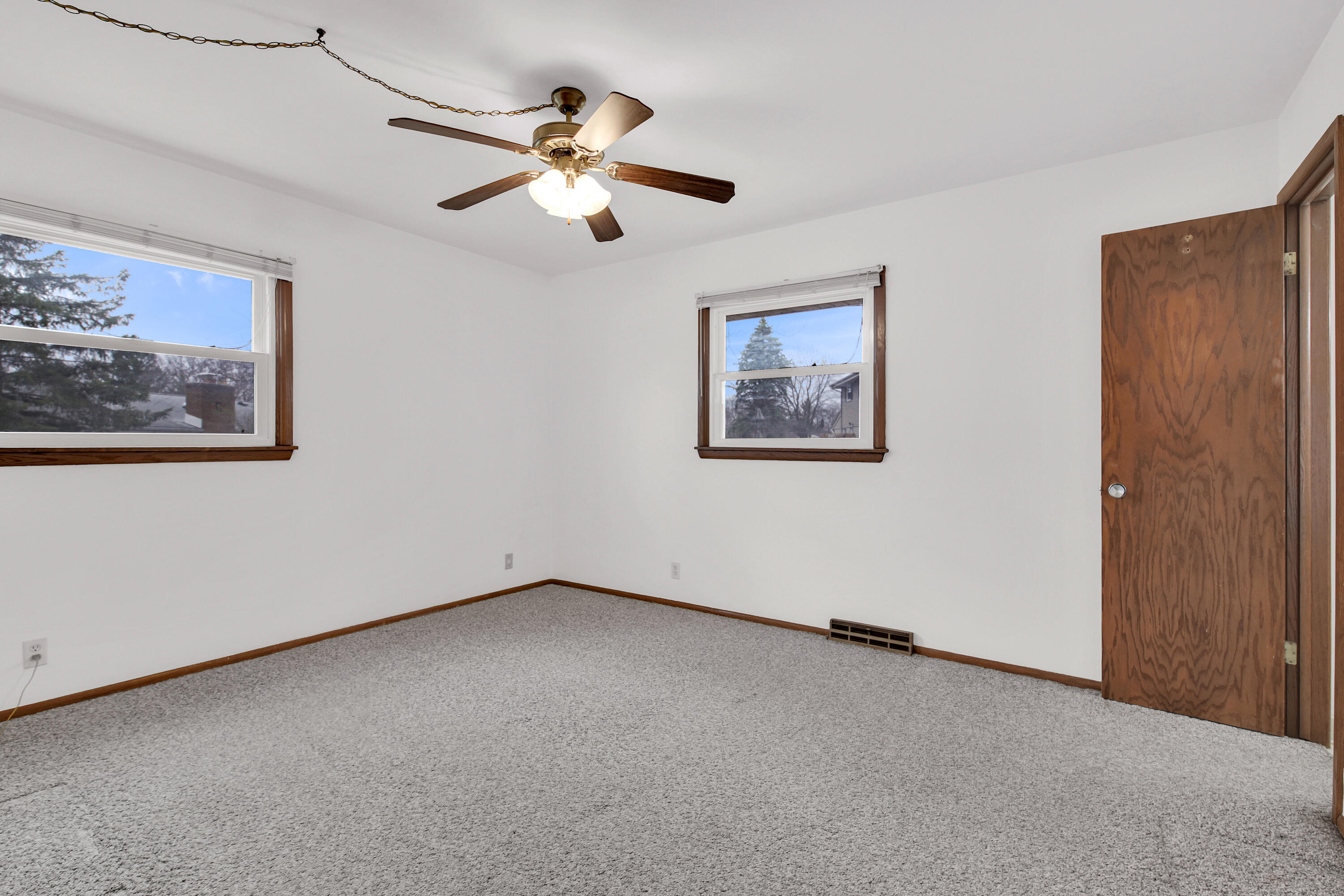 525 Catskill Road Waukesha, WI 53186 - Photo 11 of 23 Primary Ensuite Bedroom