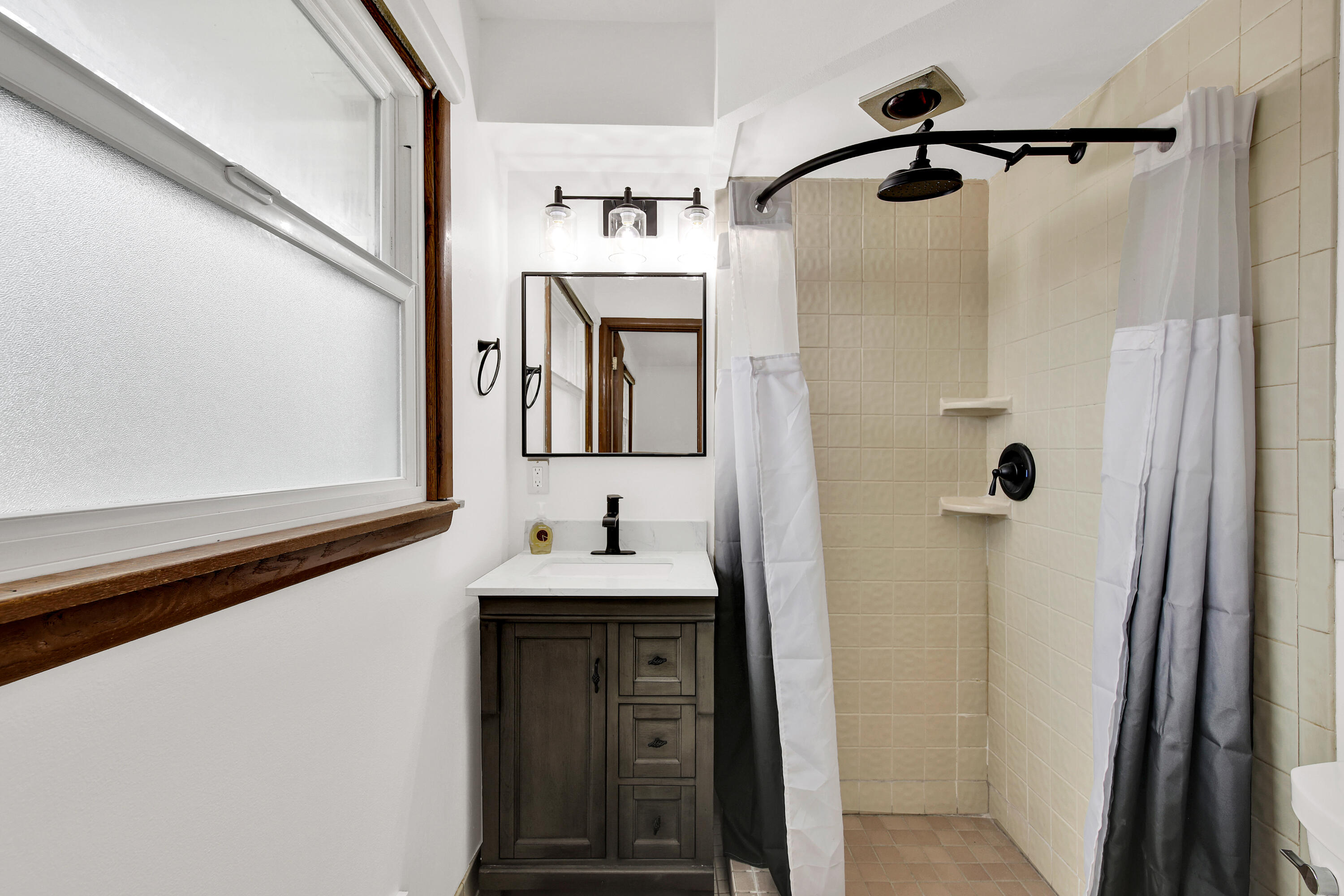 525 Catskill Road Waukesha, WI 53186 - Photo 12 of 23 Primary Full Bathroom