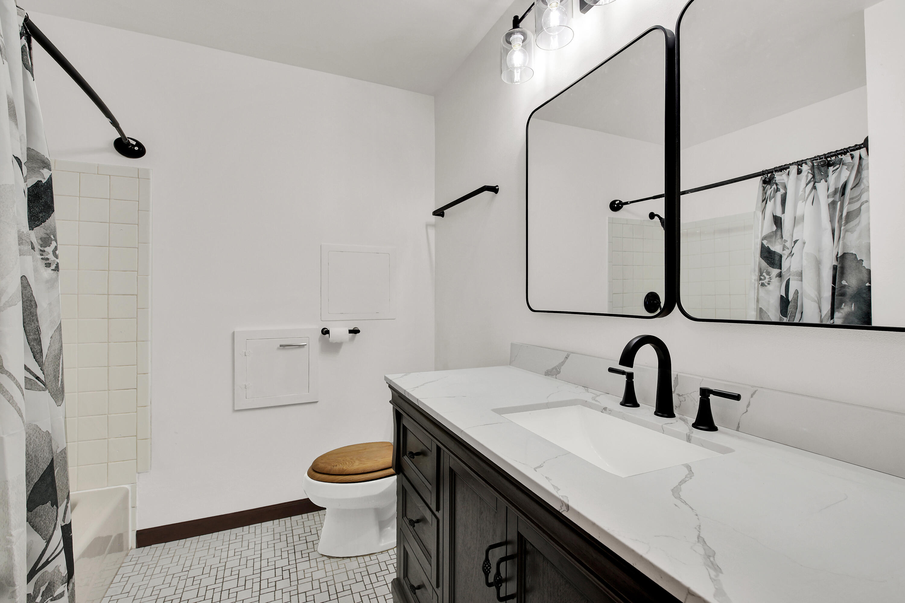 525 Catskill Road Waukesha, WI 53186 - Photo 13 of 23 Second Full Bathroom