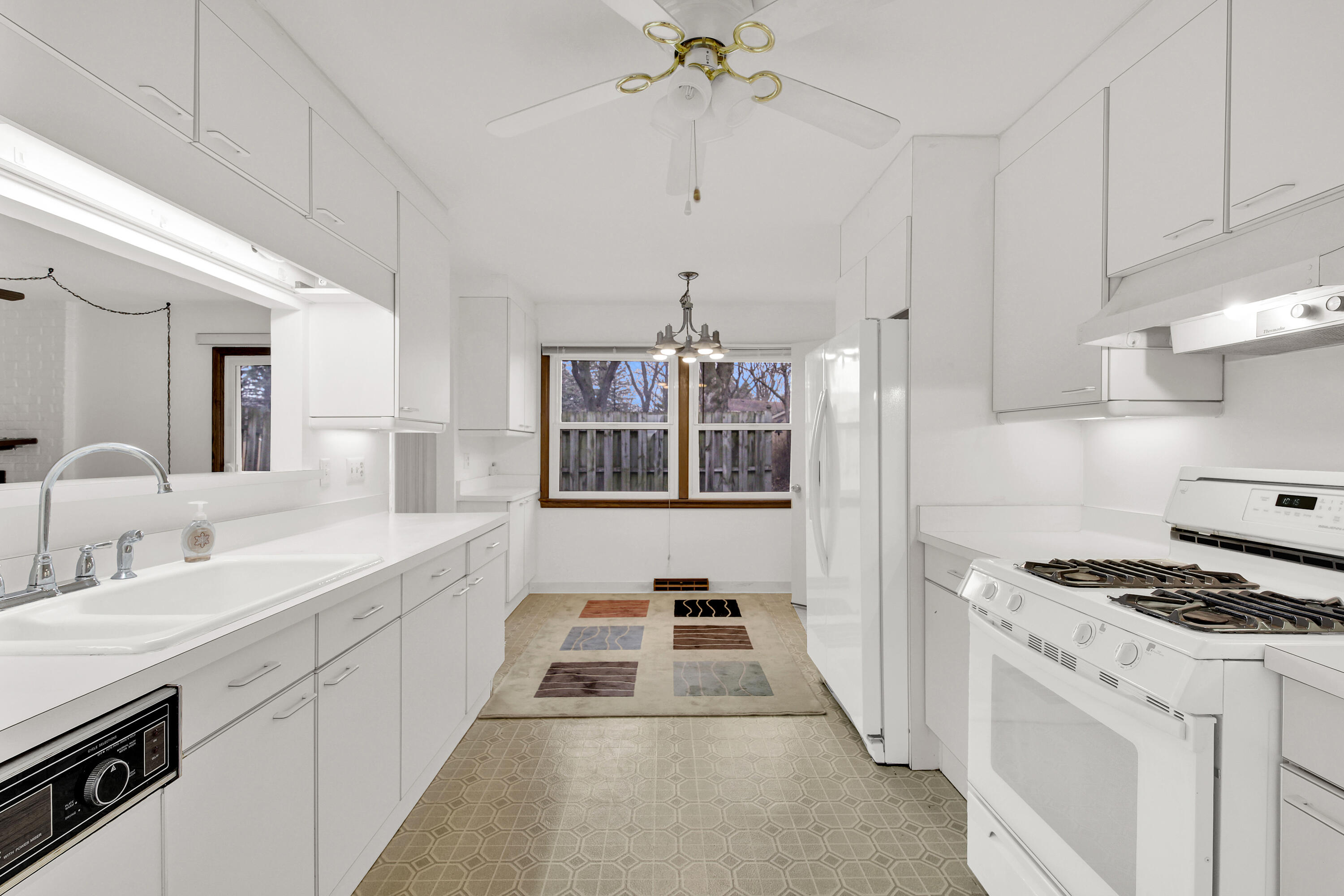 525 Catskill Road Waukesha, WI 53186 - Photo 7 of 23 Sunny Kitchen