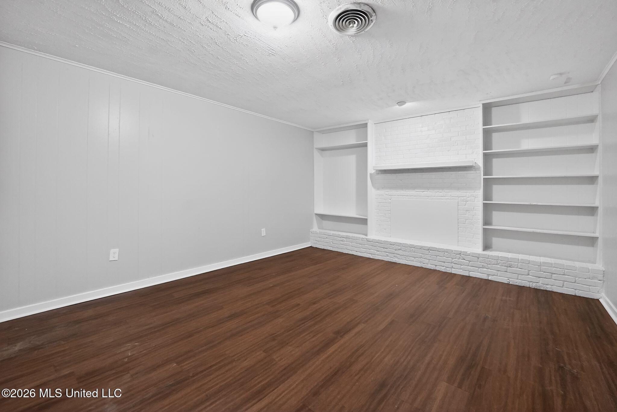 764 Avalon Road Jackson, MS 39206 - Photo 12 of 48 14_764_Avalon_Rd_Jackson_MS_39206-Living