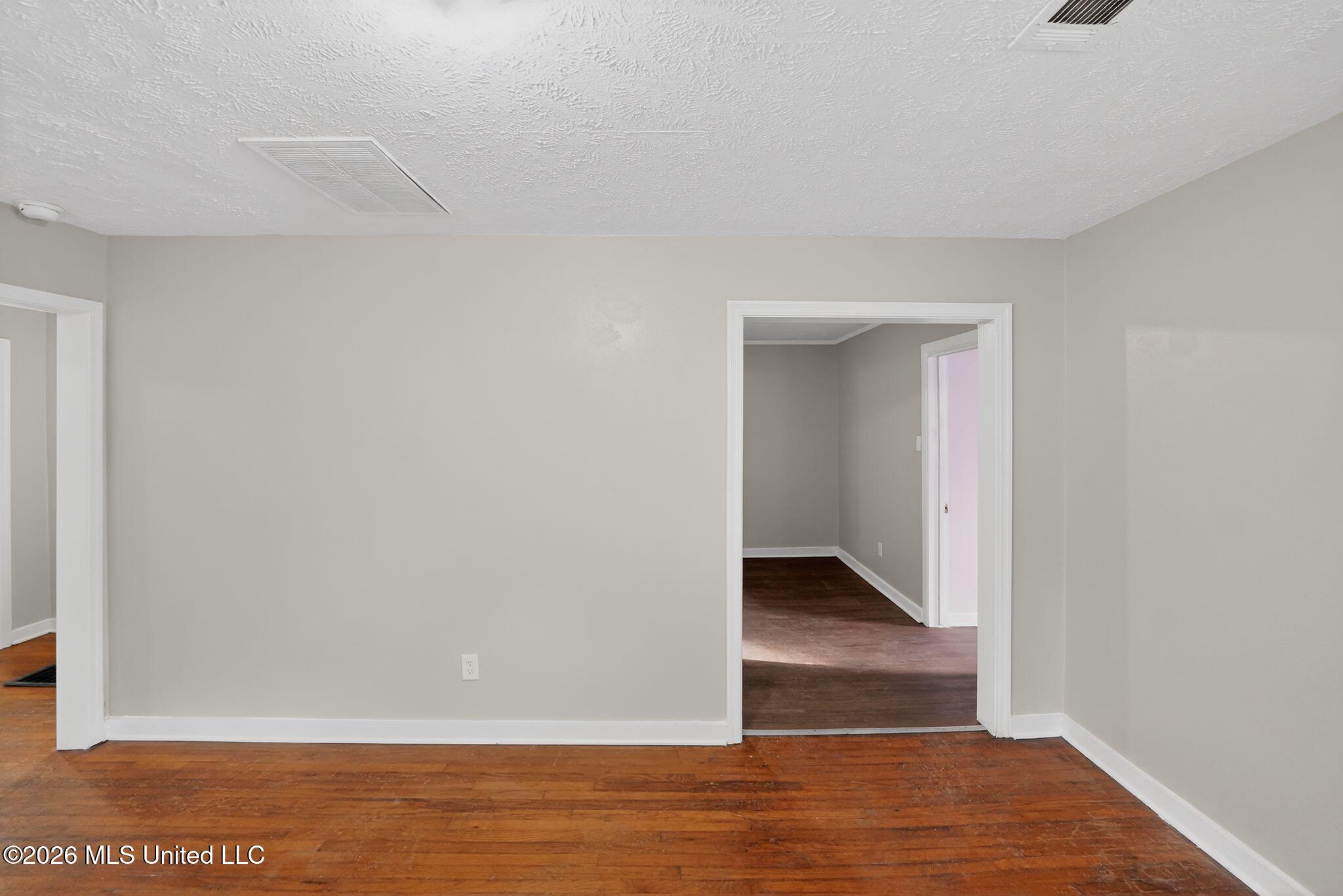 764 Avalon Road Jackson, MS 39206 - Photo 15 of 48 17_764_Avalon_Rd_Jackson_MS_39206-Living