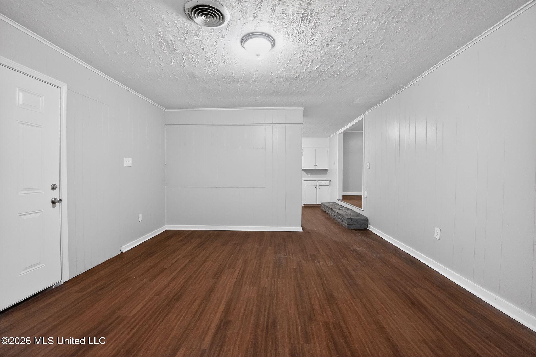 764 Avalon Road Jackson, MS 39206 - Photo 17 of 48 19_764_Avalon_Rd_Jackson_MS_39206-Living