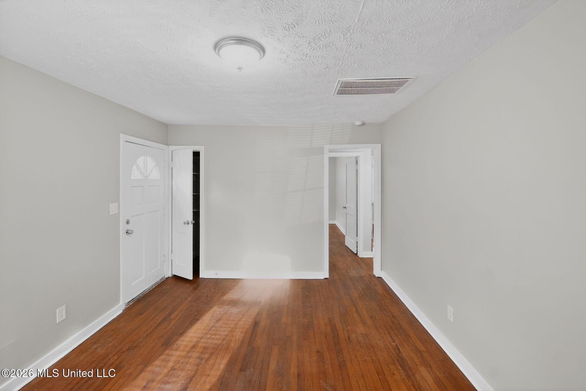 764 Avalon Road Jackson, MS 39206 - Photo 25 of 48 27_764_Avalon_Rd_Jackson_MS_39206-Living