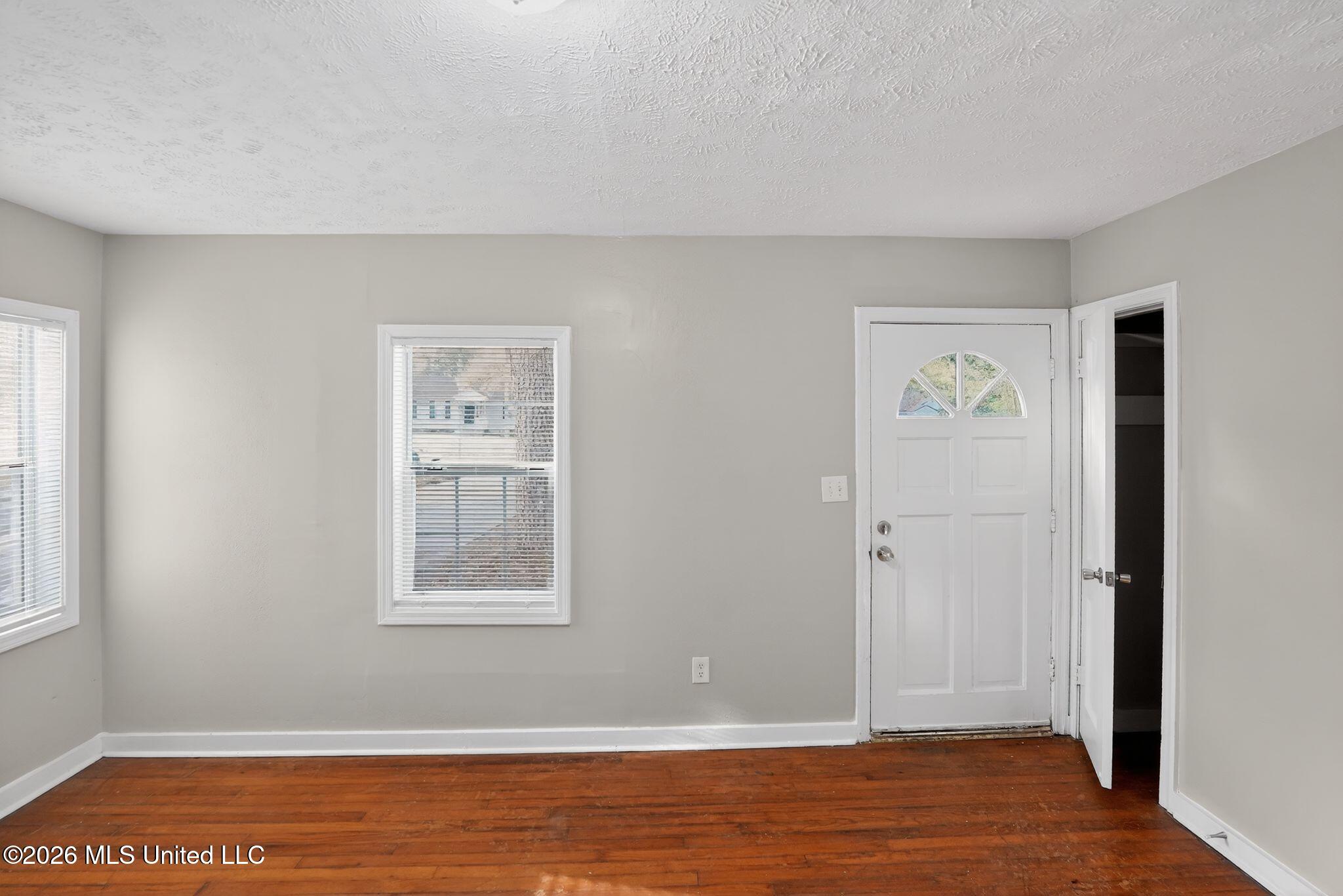 764 Avalon Road Jackson, MS 39206 - Photo 7 of 48 09_764_Avalon_Rd_Jackson_MS_39206-Foyer-