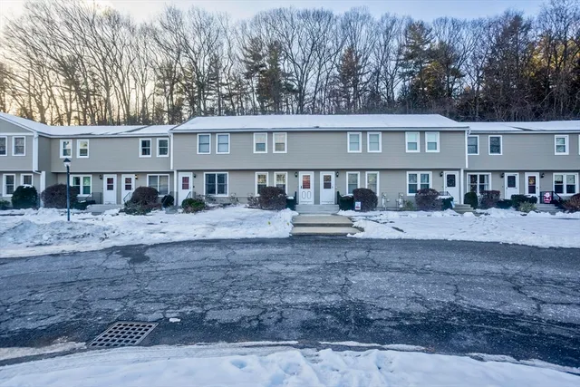 a view of a yard with a house
