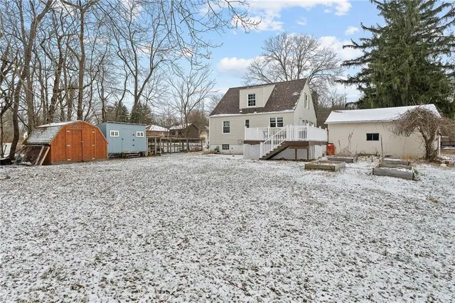 a view of a house with backyard and trees