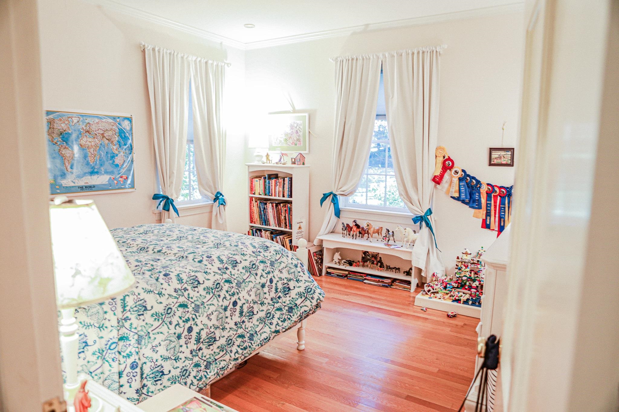 19 Ridgewood Drive Staunton, VA 24401 - Photo 50 of 73 a living room with furniture and a large window