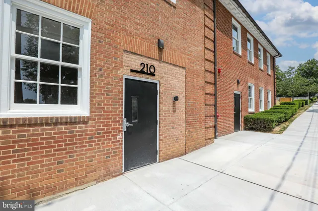 $2,100 | 210 East Boscawen Street, Unit 203, Winchester, VA 22601