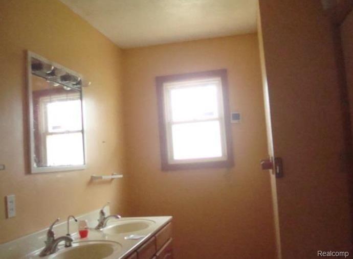 616 South Grant Avenue Three Rivers, MI 49093 - Photo 5 of 7 5.jpg