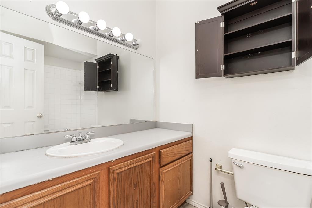 3329 Rosedale Avenue, Unit 21 University Park, TX 75205 - Photo 14 of 24 Bathroom featuring toilet and vanity