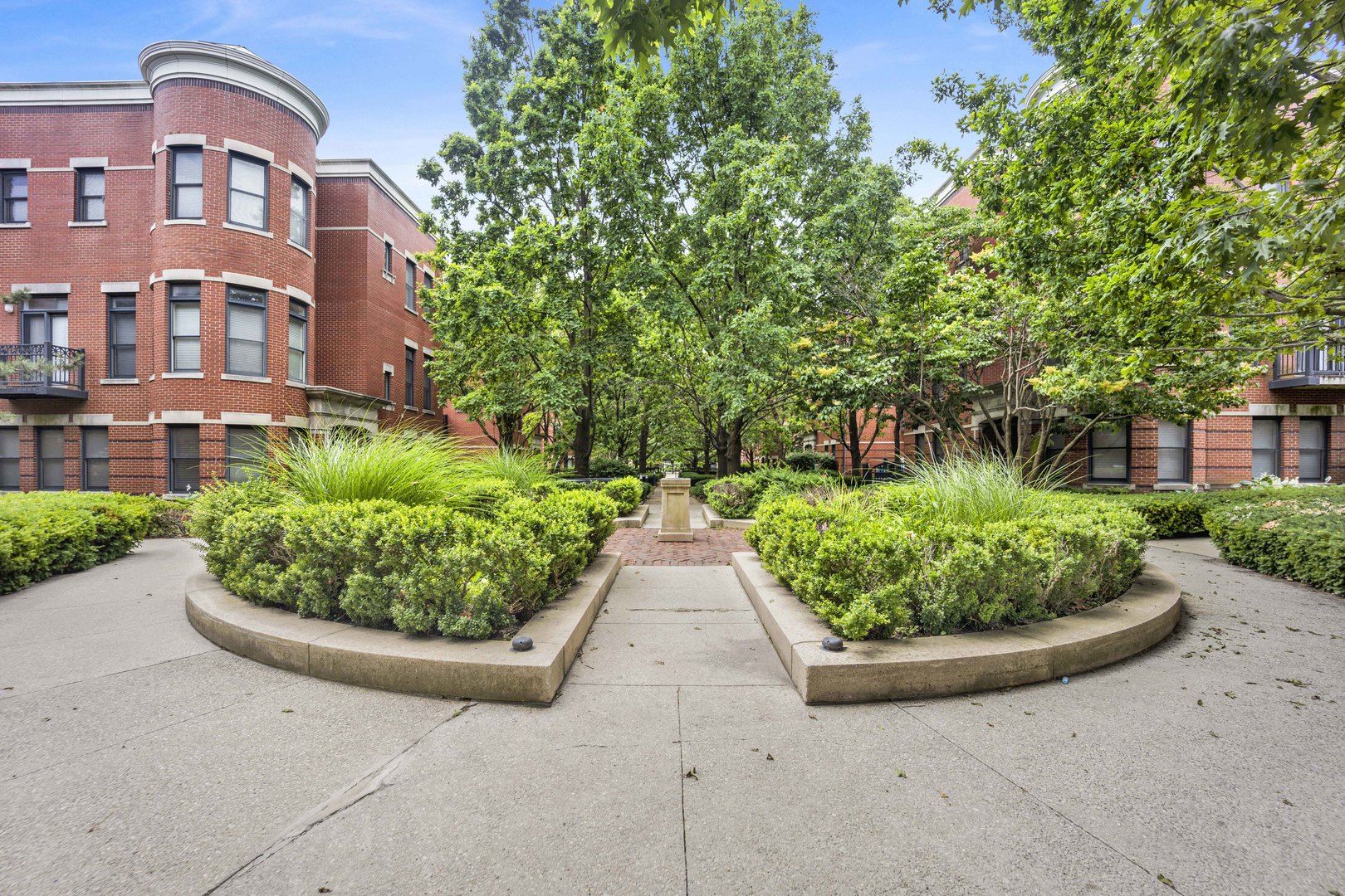948 West 15th Place, Unit 1B Chicago, IL 60608 - Photo 25 of 59 a view of a garden with a fountain