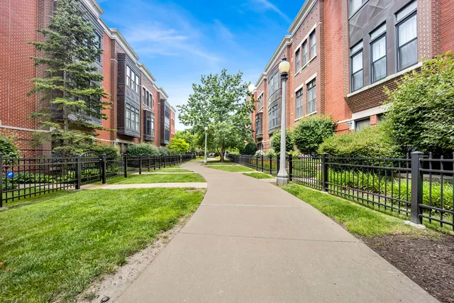 $339,999 | 948 West 15th Place, Unit 1B, Chicago, IL 60608