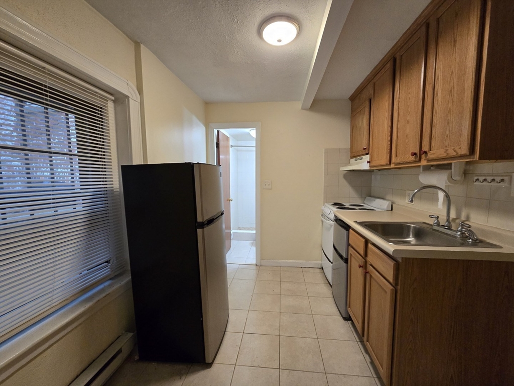 11 Grove Street, Unit 2 Boston, MA 02114 - Photo 3 of 8