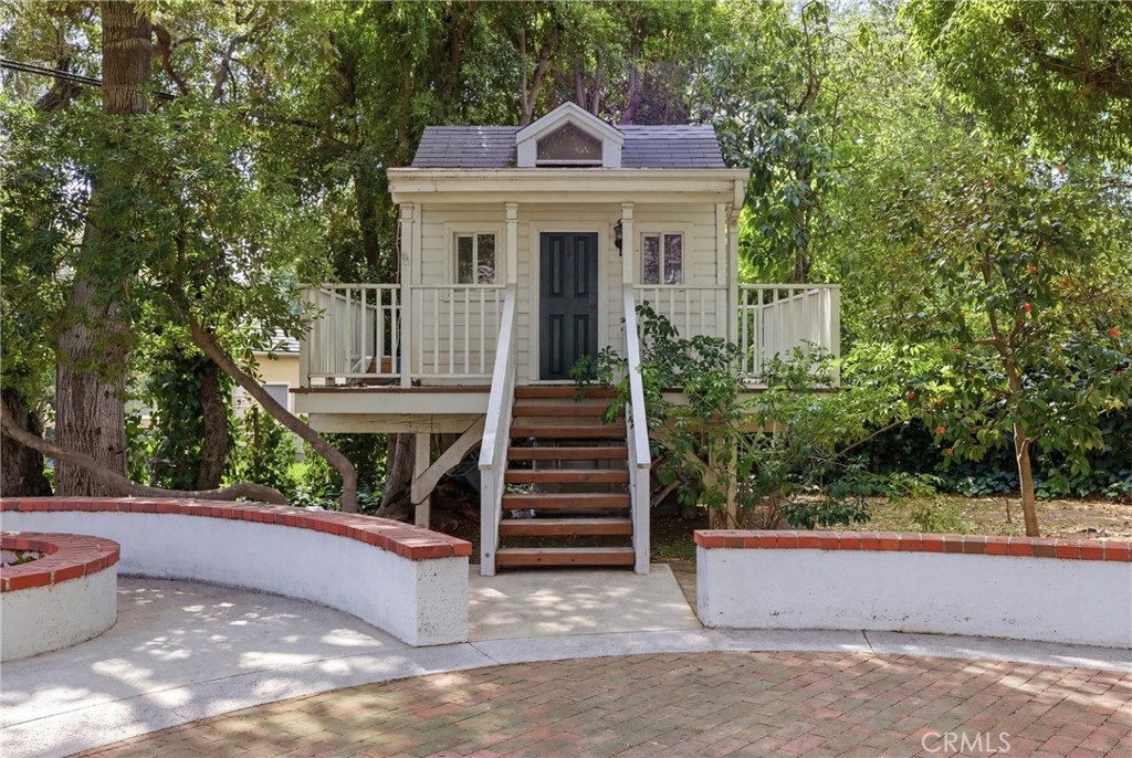960 Hampton Road Arcadia, CA 91006 - Photo 22 of 28 a front view of a house with a garden