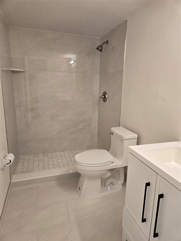 505 Northeast 20th Avenue, Unit 118 Deerfield Beach, FL 33441 - Photo 8 of 22 a white toilet sitting next to a bath tub