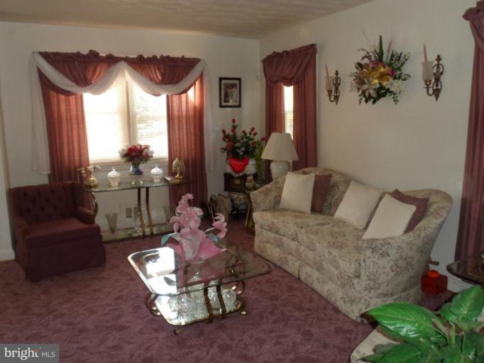 6939 Fieldcrest Road Baltimore, MD 21215 - Photo 5 of 18 Living Room