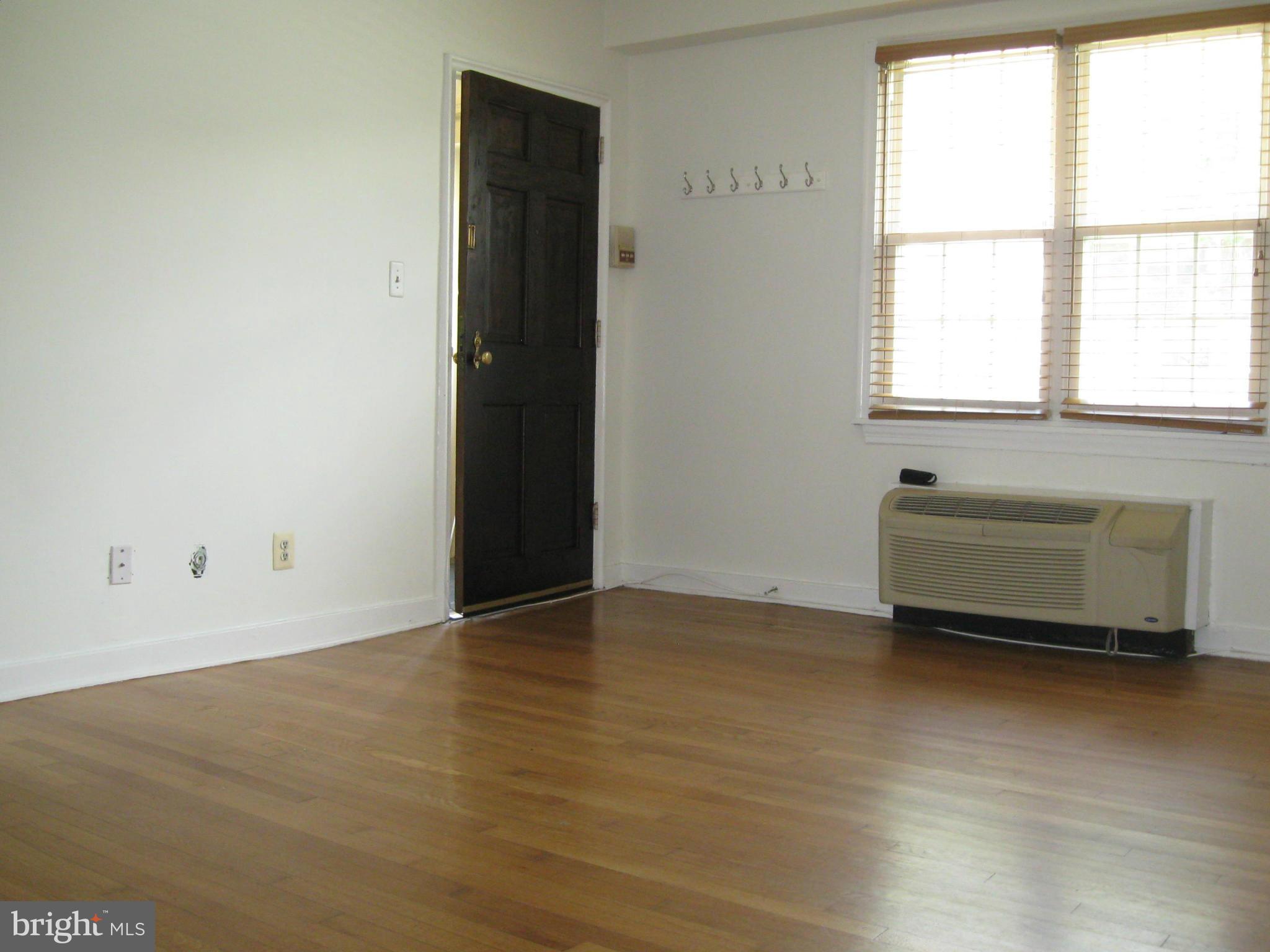 207 Glebe Road East, Unit A Alexandria, VA 22305 - Photo 2 of 10 Living Room
