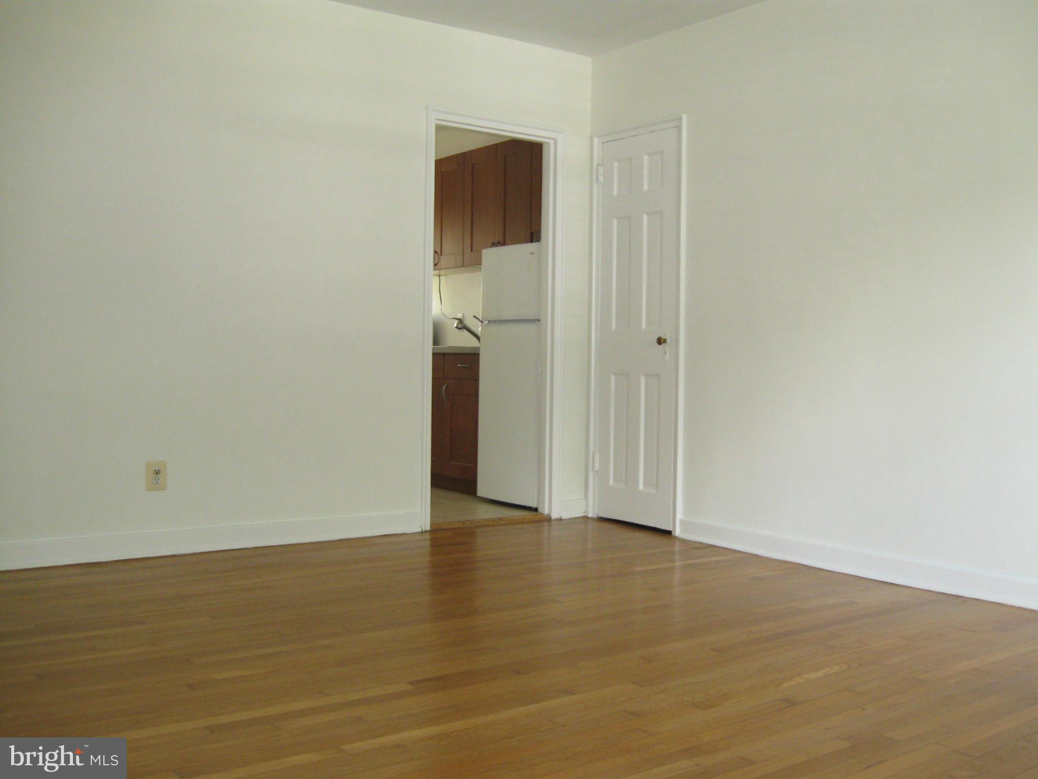 207 Glebe Road East, Unit A Alexandria, VA 22305 - Photo 3 of 10 Living Room