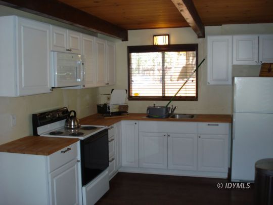 24690 Fern Valley Road Idyllwild, CA 92549 - Photo 9 of 16 Kitchen