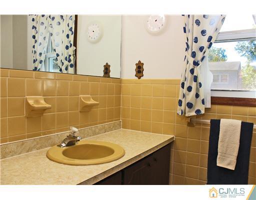 93 South Cliff Road Colonia, NJ 07067 - Photo 13 of 25 a bathroom with a sink toilet and shower