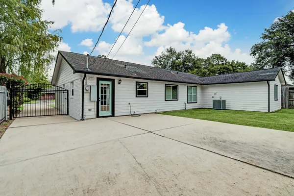 $439,900 | 4405 Tonawanda Drive, Houston, TX 77035