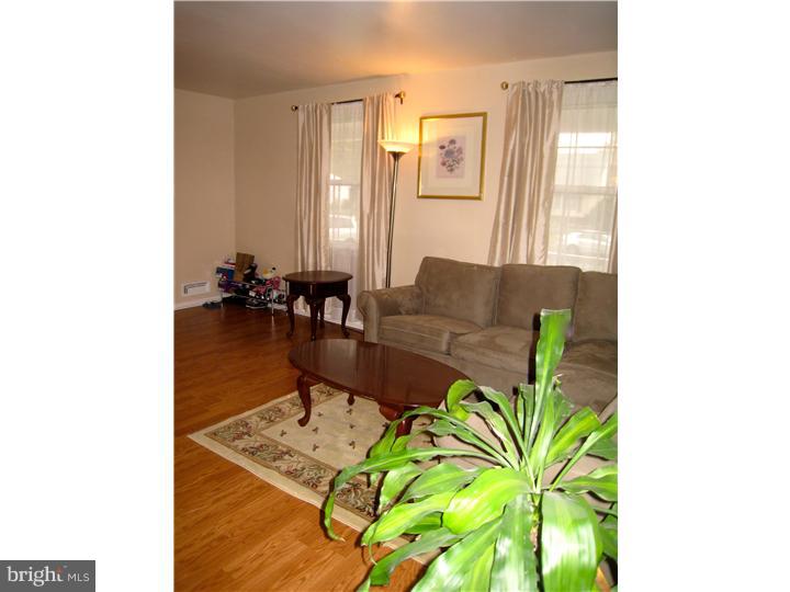 136 Kipling Road Cherry Hill, NJ 08003 - Photo 4 of 25 Living Room