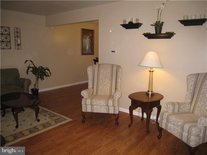 136 Kipling Road Cherry Hill, NJ 08003 - Photo 5 of 25 Living Room
