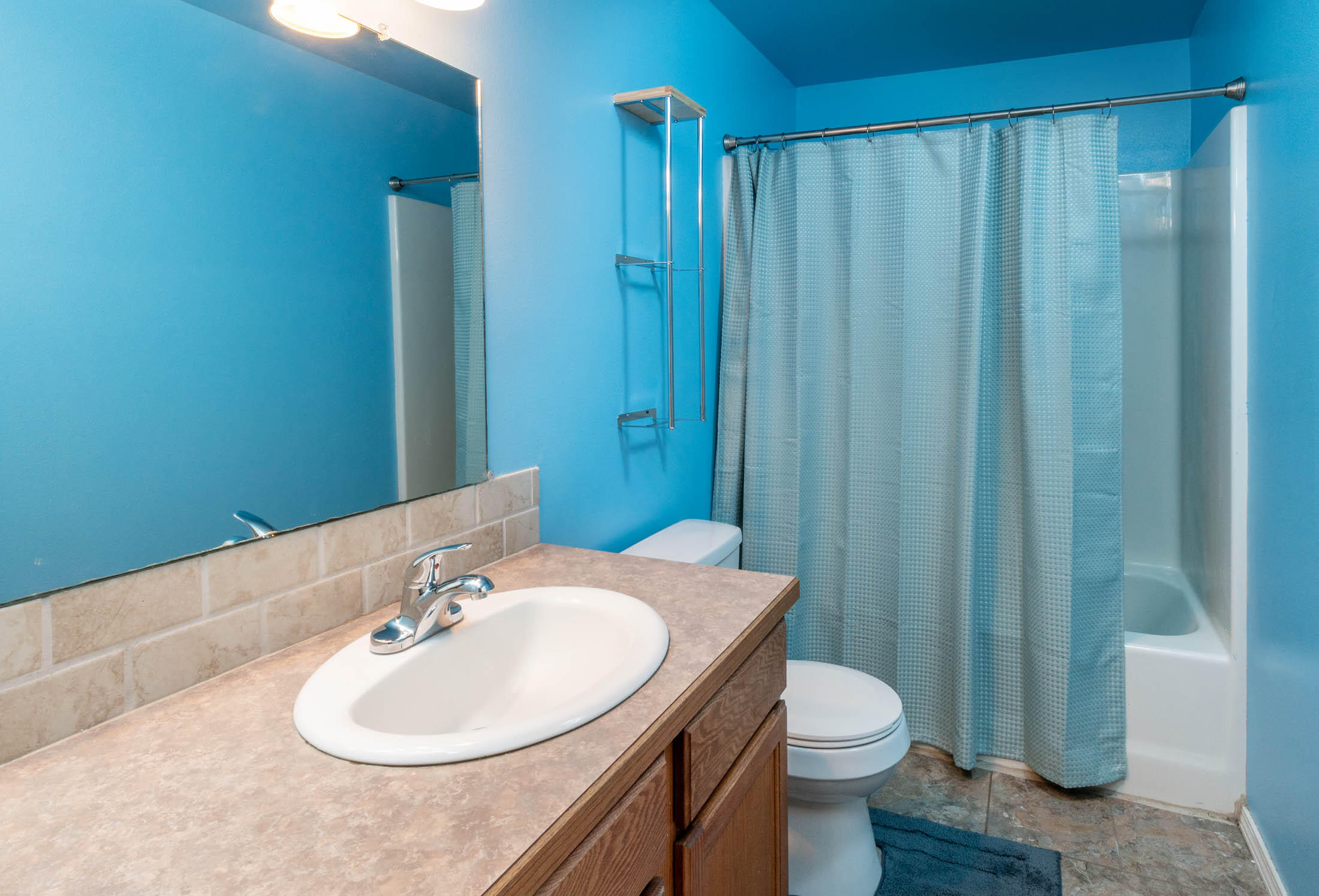 514 Scenic Loop Culver, OR 97734 - Photo 14 of 28 Guest Bathroom w/shower/tub