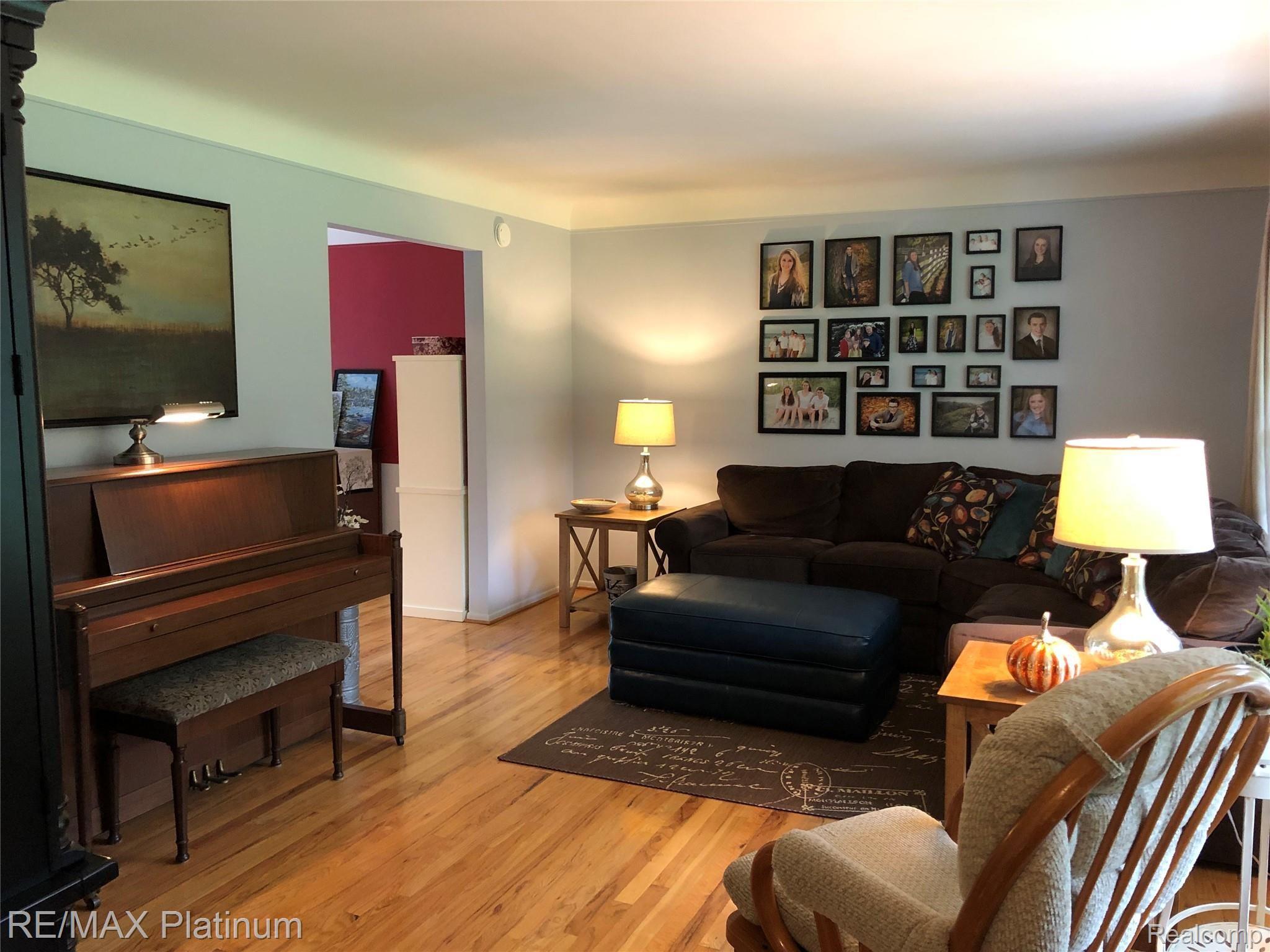 11249 Buno Road Brighton, MI 48114 - Photo 19 of 56 Livingroom