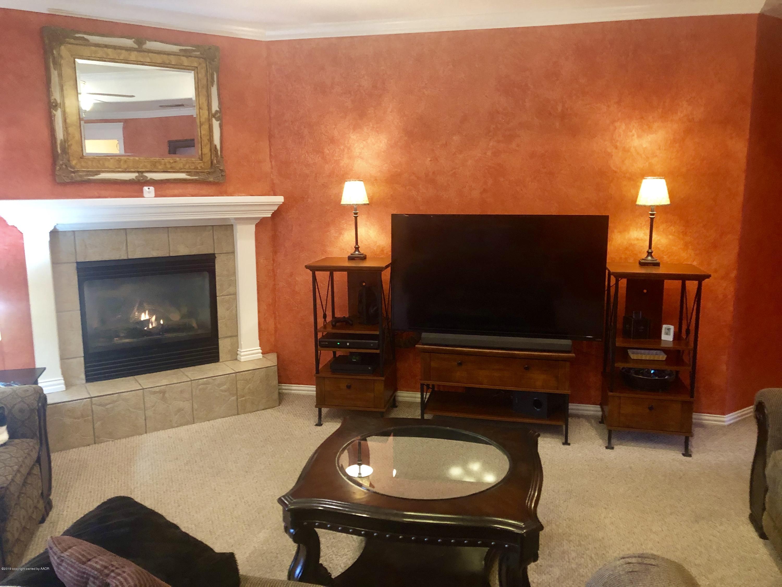 6908 Thunder Road Amarillo, TX 79119 - Photo 4 of 30 Living room