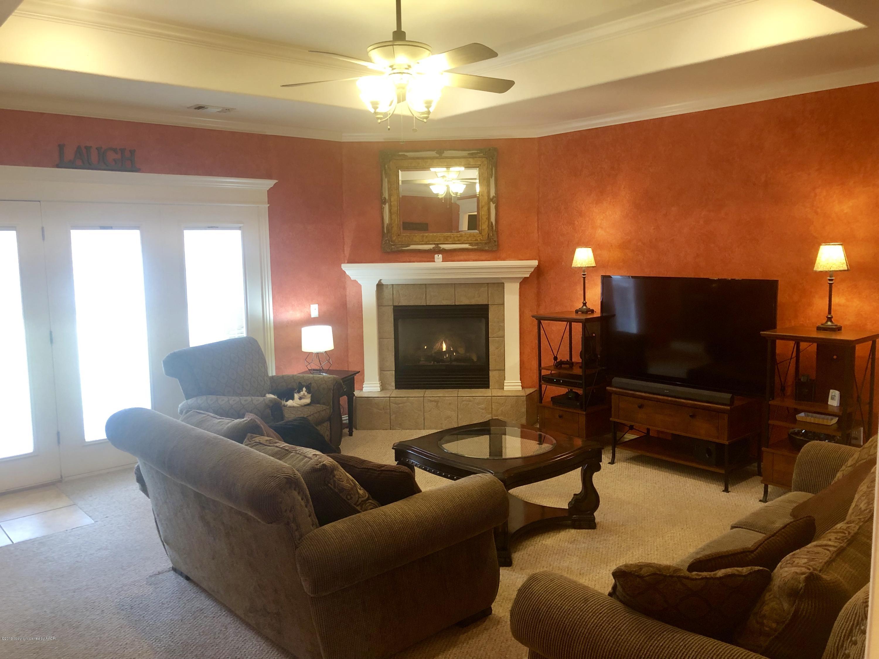 6908 Thunder Road Amarillo, TX 79119 - Photo 5 of 30 Living room