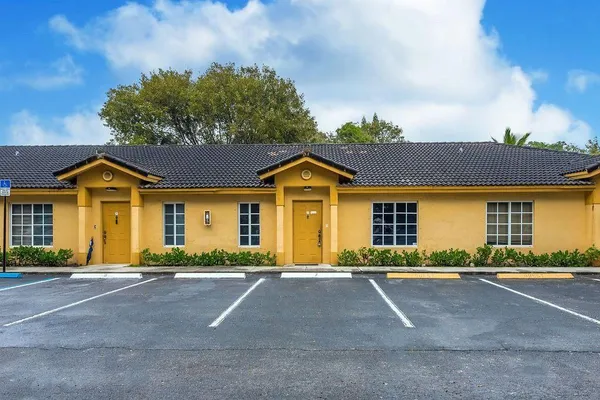 $2,250 | 401 Northeast 1st Court, Hallandale Beach, FL 33009