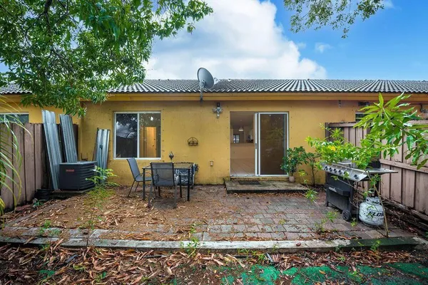 $2,250 | 401 Northeast 1st Court, Hallandale Beach, FL 33009