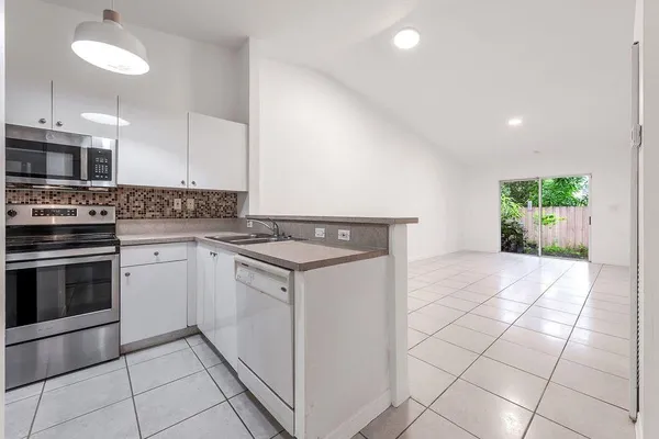 $2,250 | 401 Northeast 1st Court, Hallandale Beach, FL 33009