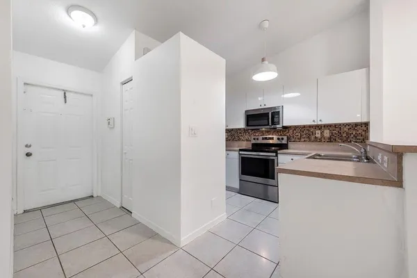 $2,250 | 401 Northeast 1st Court, Hallandale Beach, FL 33009