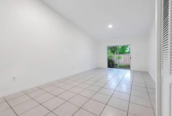 $2,250 | 401 Northeast 1st Court, Hallandale Beach, FL 33009