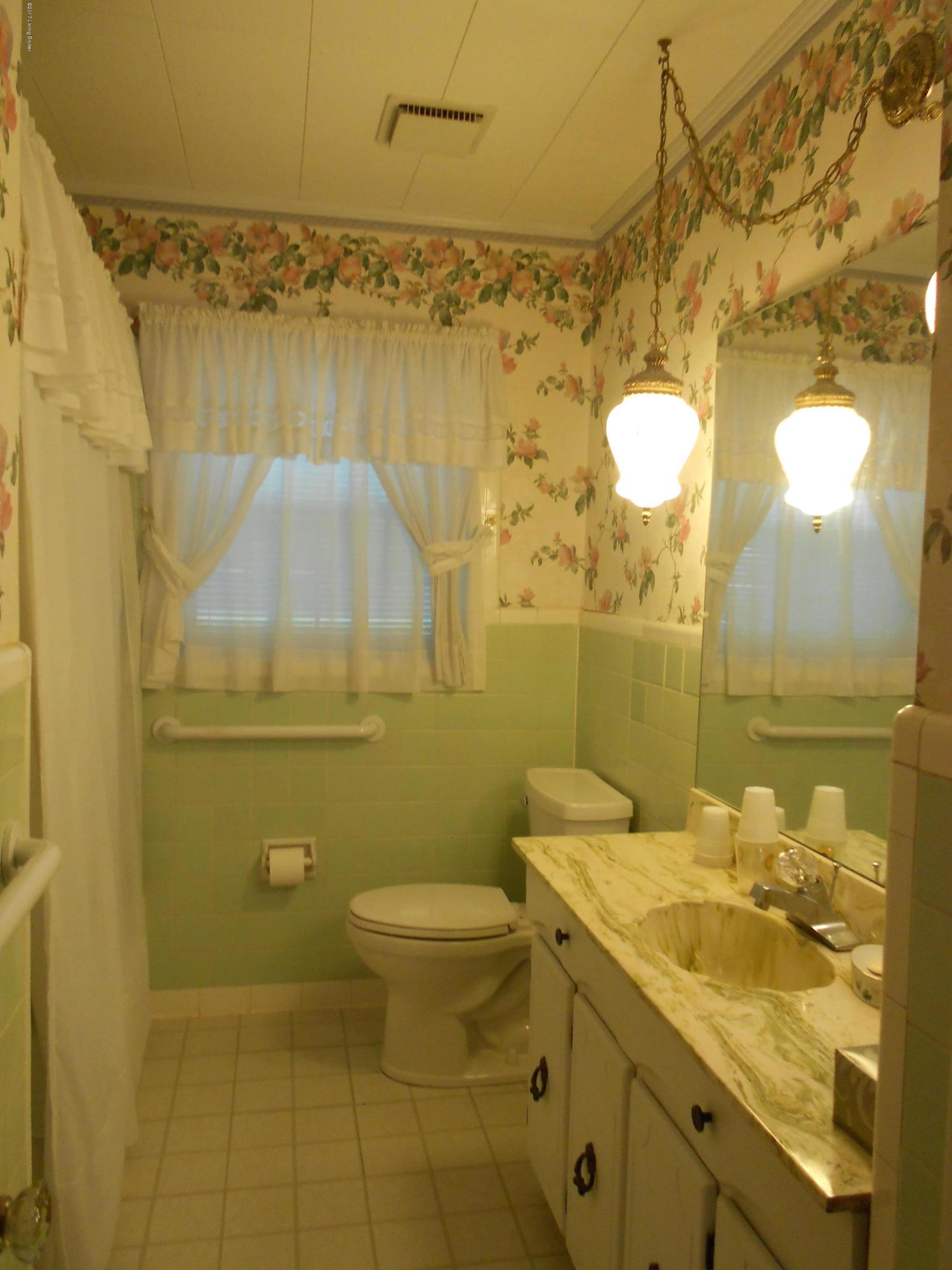 22 Sterling Road Louisville, KY 40220 - Photo 6 of 18 Bath Room