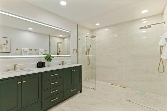 $2,900 | 834 Riverside Drive, Tarpon Springs, FL 34689