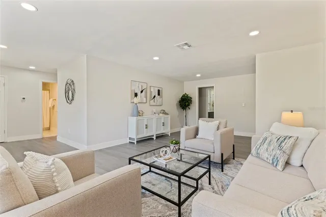 $2,900 | 834 Riverside Drive, Tarpon Springs, FL 34689