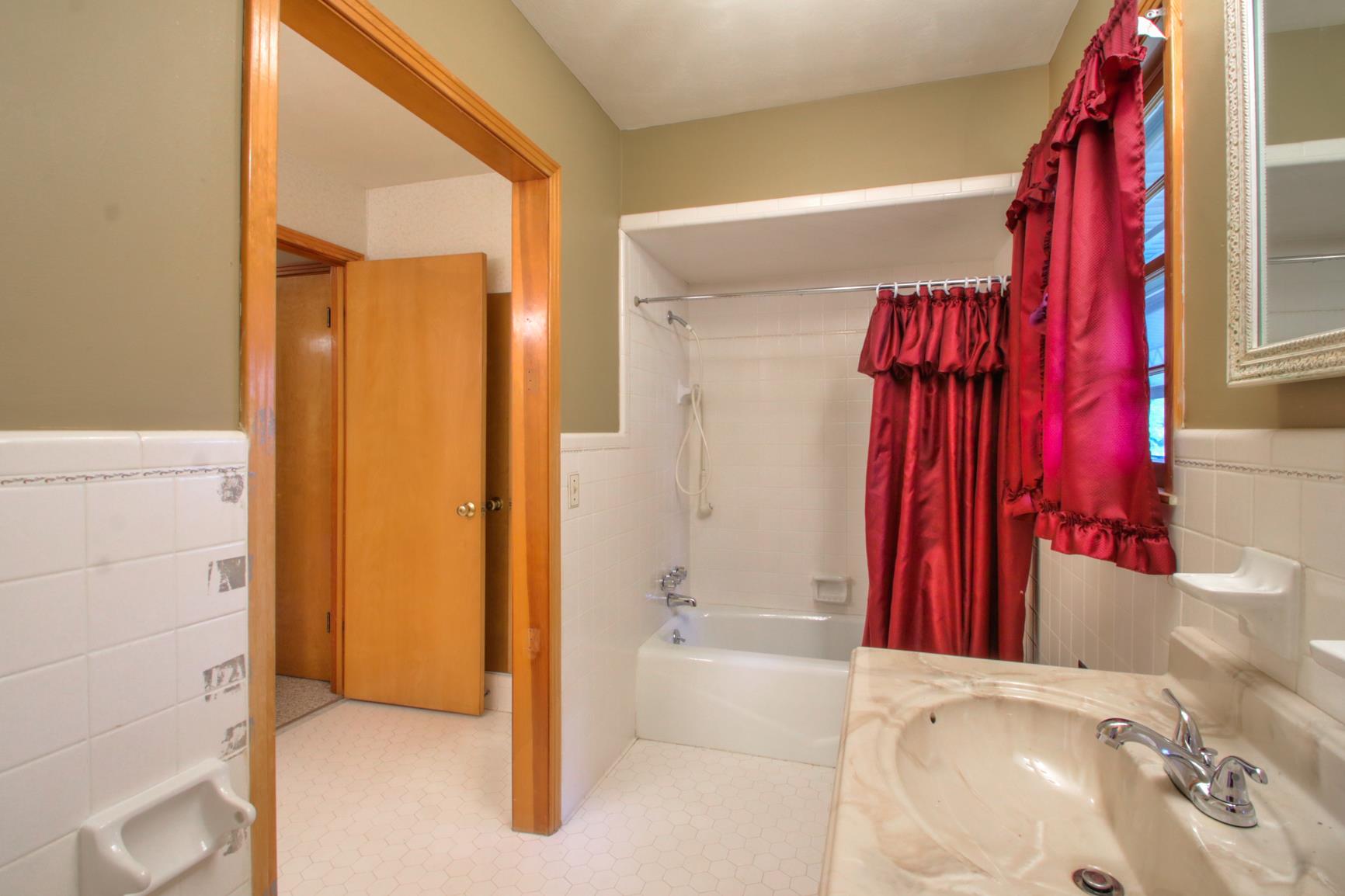3005 Academy Road Portland, TN 37148 - Photo 20 of 30 Master / passthrough bath