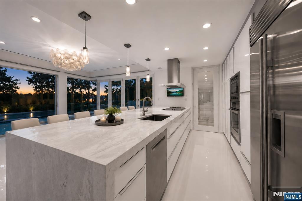 31 A Casta Lane Edgewater, NJ 07020 - Photo 12 of 50