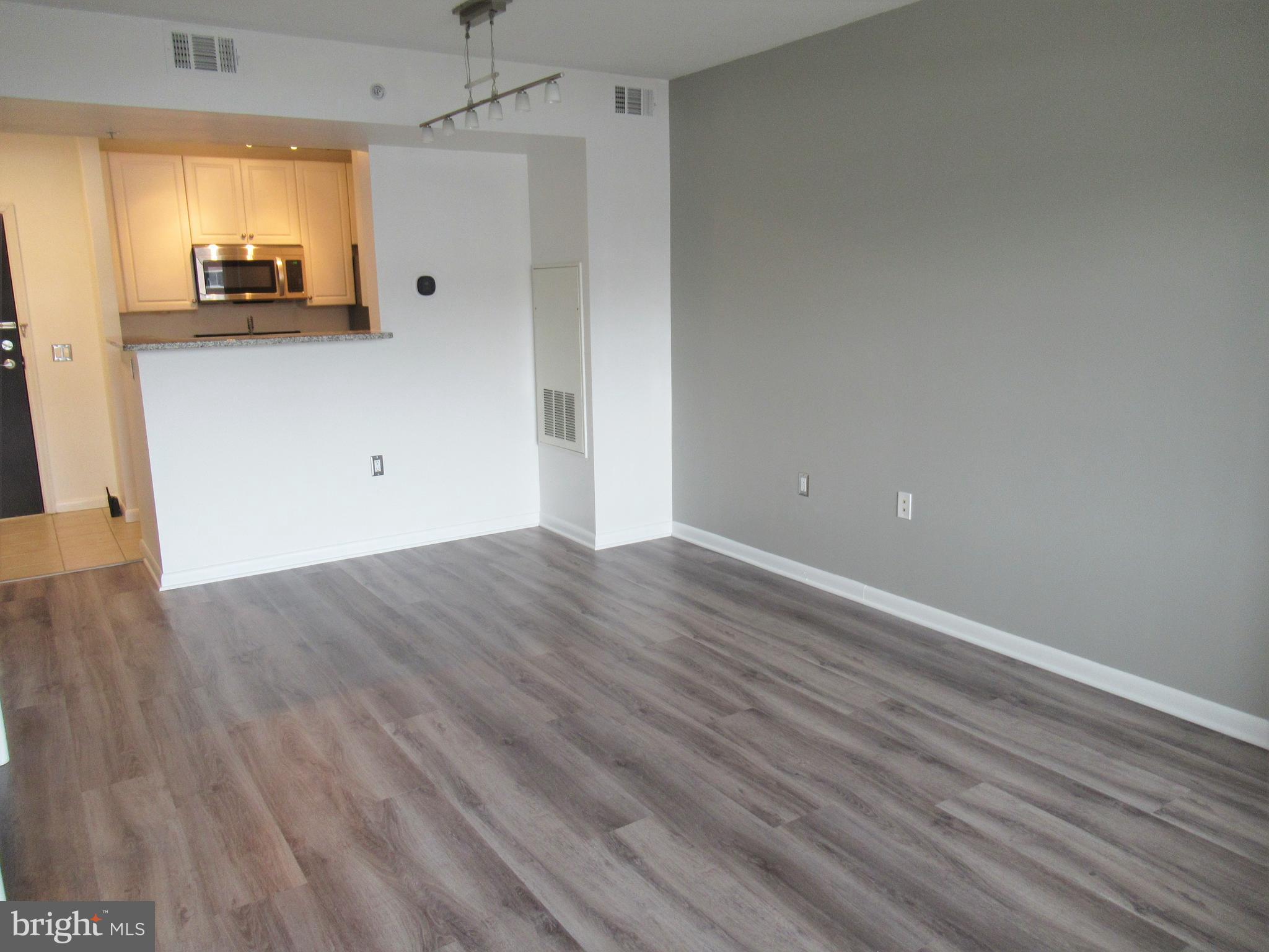 851 North Glebe Road, Unit 714 Arlington, VA 22203 - Photo 9 of 33 Living Room