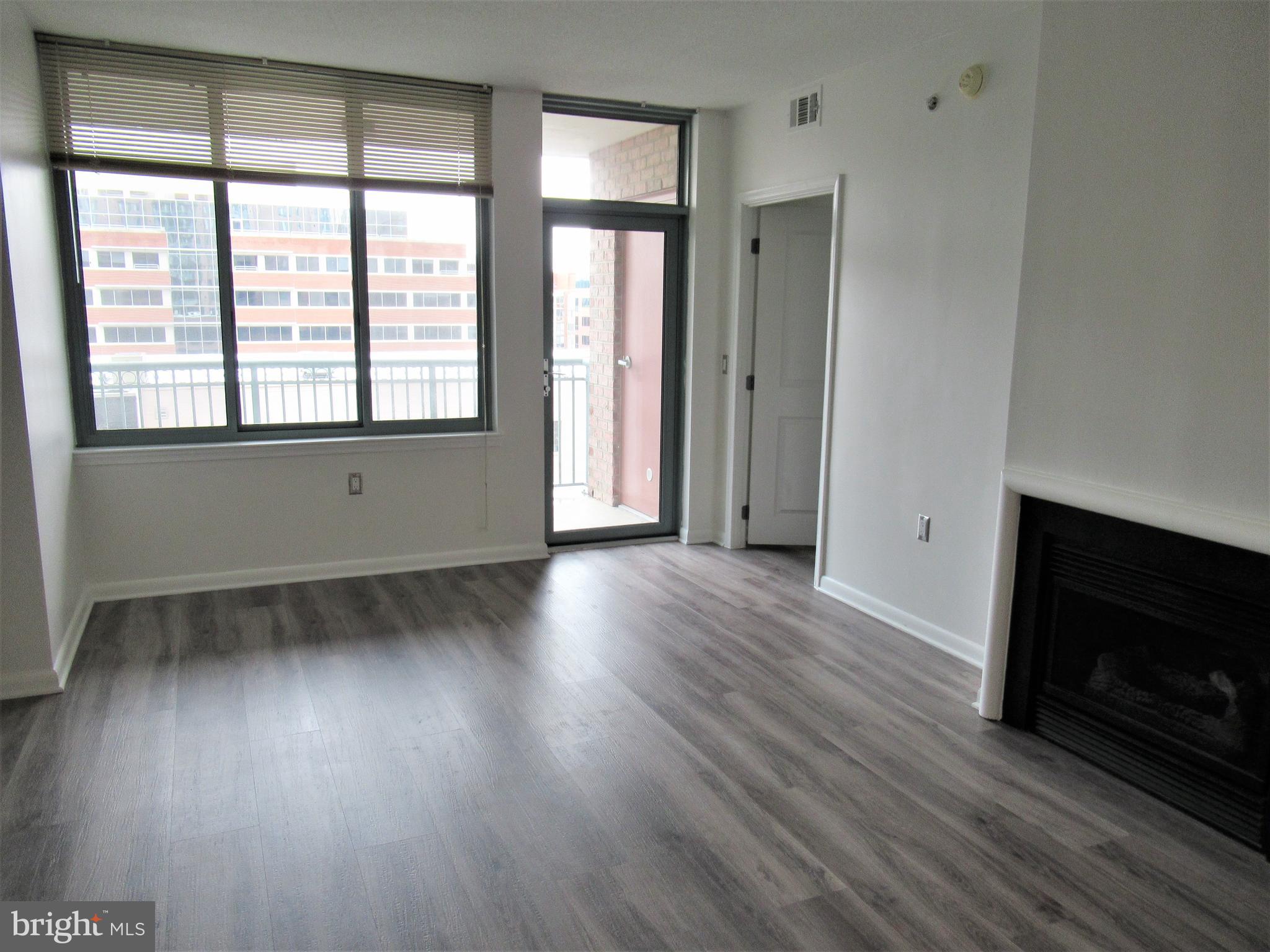 851 North Glebe Road, Unit 714 Arlington, VA 22203 - Photo 10 of 33 Living Room