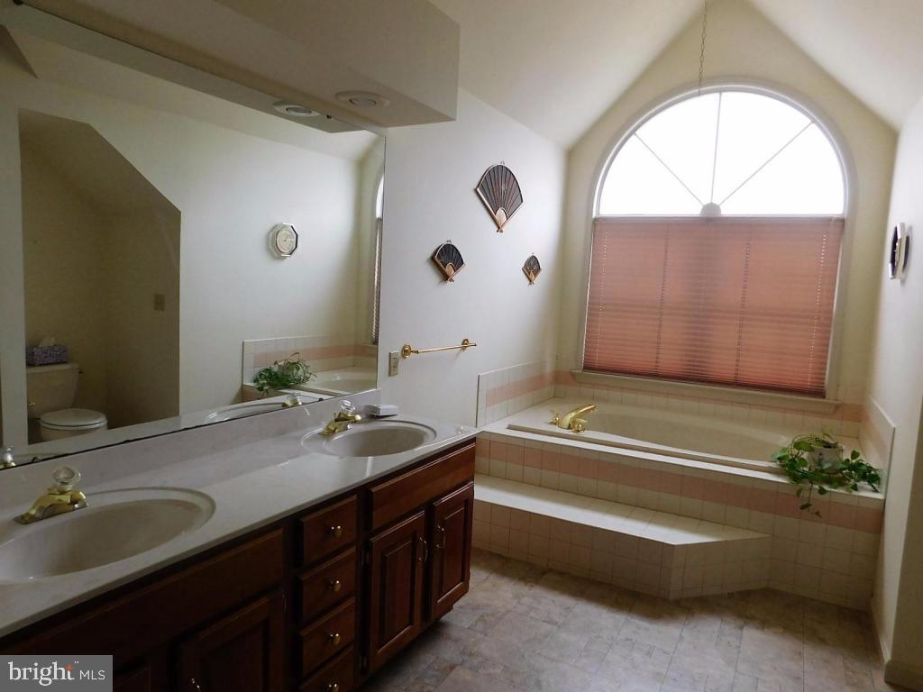 282 Kingsbridge Drive Lititz, PA 17543 - Photo 11 of 20