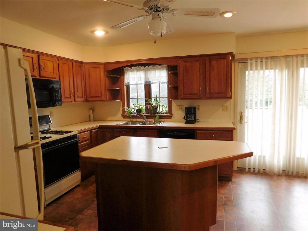 282 Kingsbridge Drive Lititz, PA 17543 - Photo 5 of 20